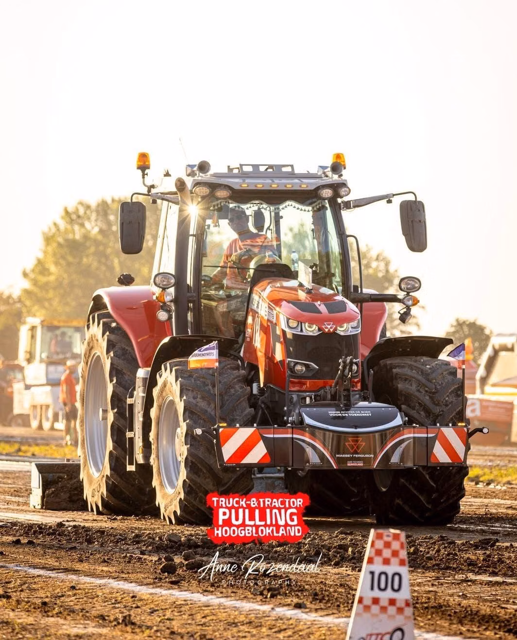 🏁🚩@tractorpulling_hoogblokland
Vielen Dank an @agritechniekslingeland 🔴🔴
@annerozendaalphotography👌
#landtechnik #masseyferguson #lohner #masseypower #tractorpulling Lohner Bauern Landwirt aus Leidenschaft Ernte Ernte2026 Traktor Frontgewicht Agribumper Massey Ferguson Lohnunternehmen Full Pull
