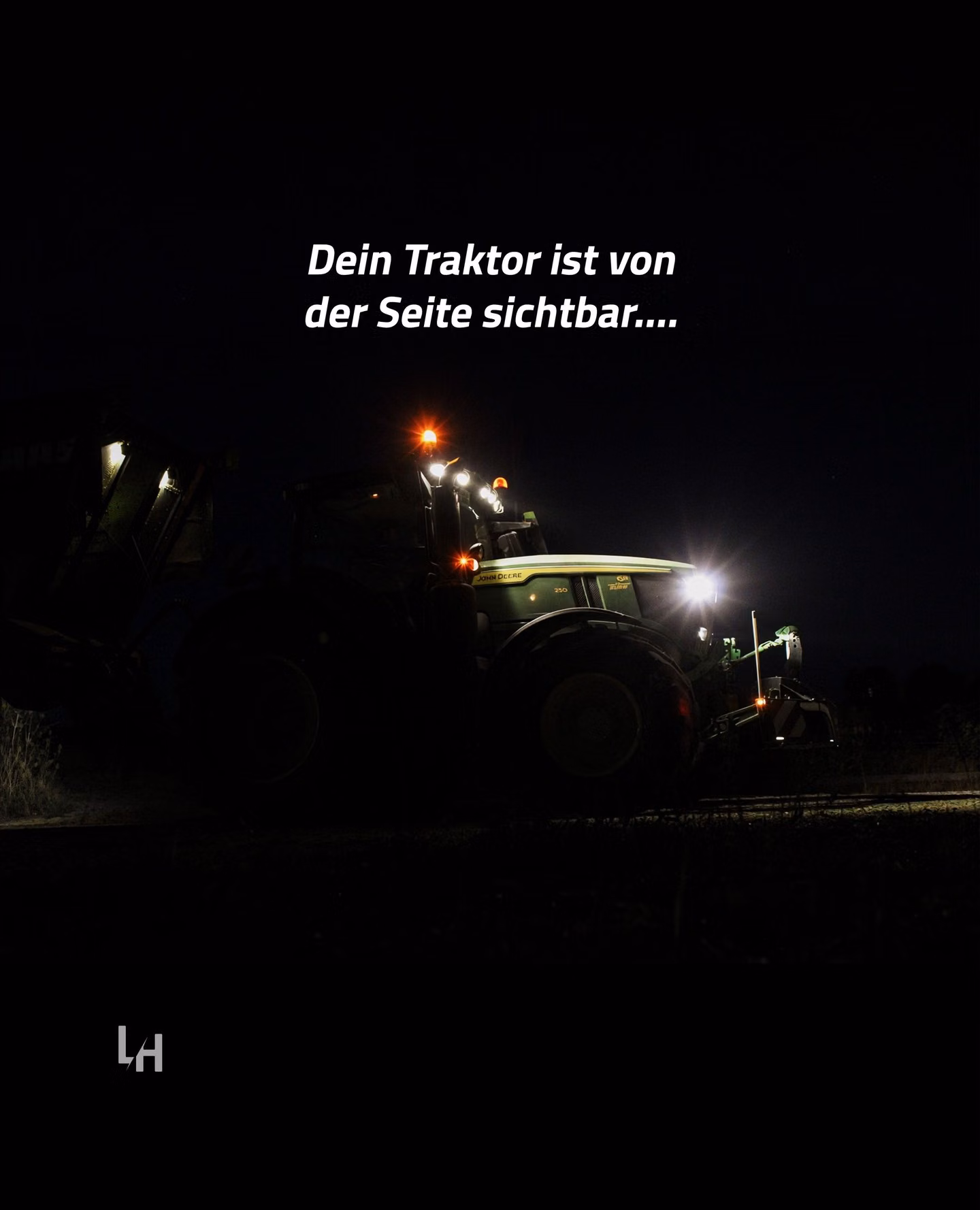 Dein Traktor ist von DER SEITE sichtbar. Dein Frontgewicht auch?
🚴 Schnell kreuzende Radfahrer oder Motorradfahrer?
👀 Du fährst aus einer Seitenstraße auf die Straße?
☀️ Auch tagsüber gut sichtbar! Dank der rot-weißen Warntafeln.
Das verdanken wir unseren 𝗽𝗮𝘁𝗲𝗻𝘁𝗶𝗲𝗿𝘁𝗲𝗻 𝗦𝗲𝗶𝘁𝗲𝗻𝘁𝗲𝗶𝗹𝗲𝗻: drehbar zu den Rädern hin.
Vorteile:
✔️ Seitlich abgeschirmt statt eines ungeschützten Bereichs vor den Rädern.
✔️ Beleuchtung und Markierung bleiben von der Seite gut sichtbar.
✔️ Reduzierter Wendekreis.
✔️ Scherbolzensicherung beim Rückwärtsfahren gegen ein Hindernis.
FOTO: @agrarshots_by_luca
Jetzt bestellen und diesen Winter sichtbar sein.
3 Wochen Lieferzeit.
Konfiguriere deinen Bumper ganz einfach hier: Link in Bio @tractorbumper_com.
