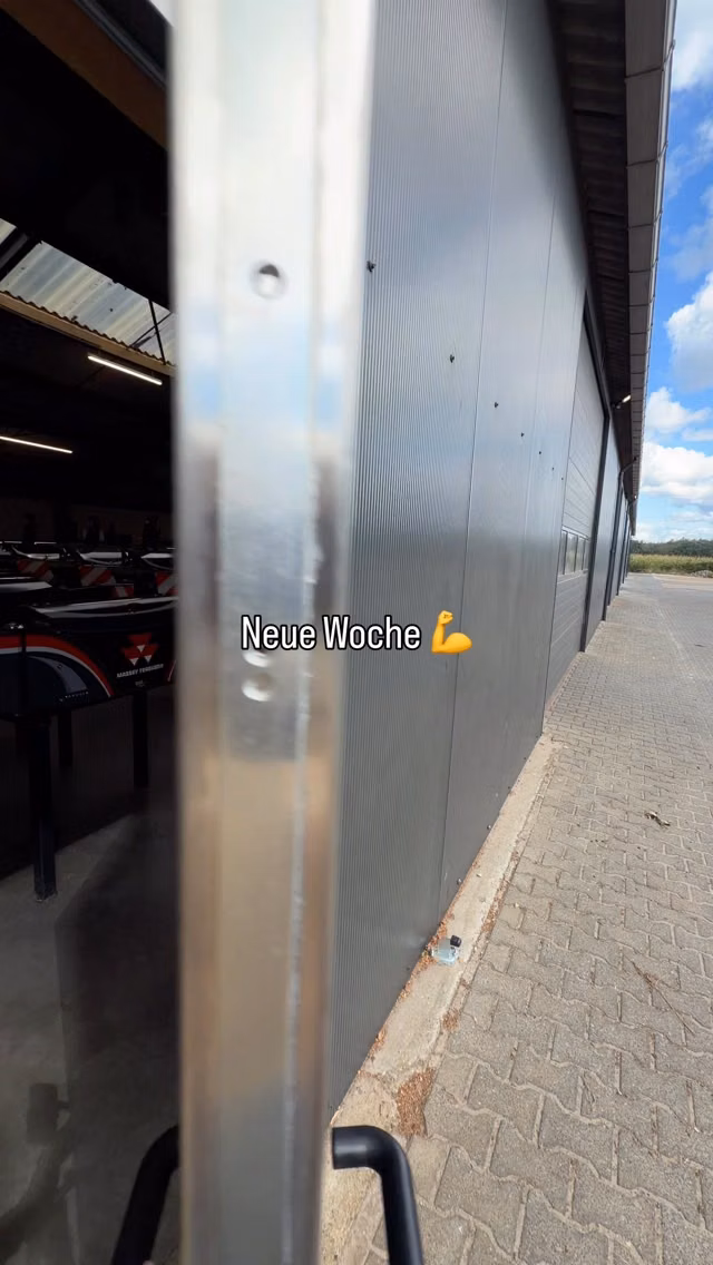 Warum Front Weight 2.0? 🦺💡
👉 Unterfahrschutz
👉 BREITEbeleuchtung & -Markierung
👉 Werkzeuglager
#agrartechnik #landtechnik #lohner #maisernte #fendtpower Lohnunternehmen Bauern Landwirt Frontgewicht Traktor Agribumper Frontbumper Mais