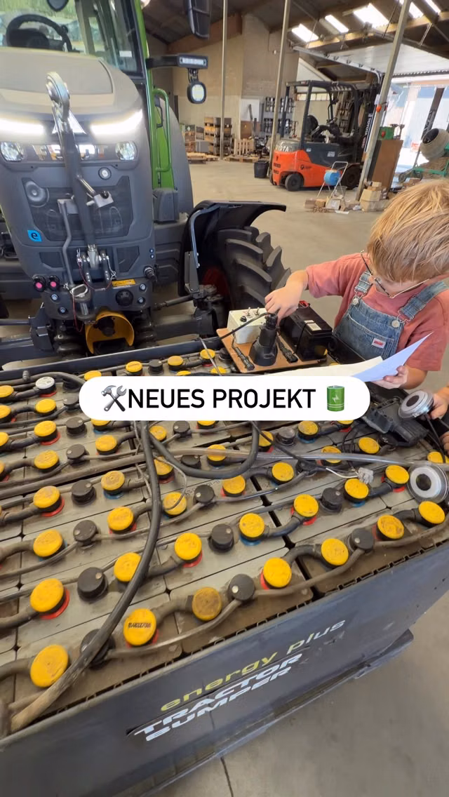 🛠️𝗡𝗘𝗨 𝗡𝗘𝗨 💪🔋AKKU Bumper? Was denkst du? 👇
#agrartechnik #fendte107vario #maisernte #landtechnik #fendtpower Landwirt Kommunaldienst Lohner Fendtfan John Deere Frontgewicht Agribumper Mais Maisernte Ernte