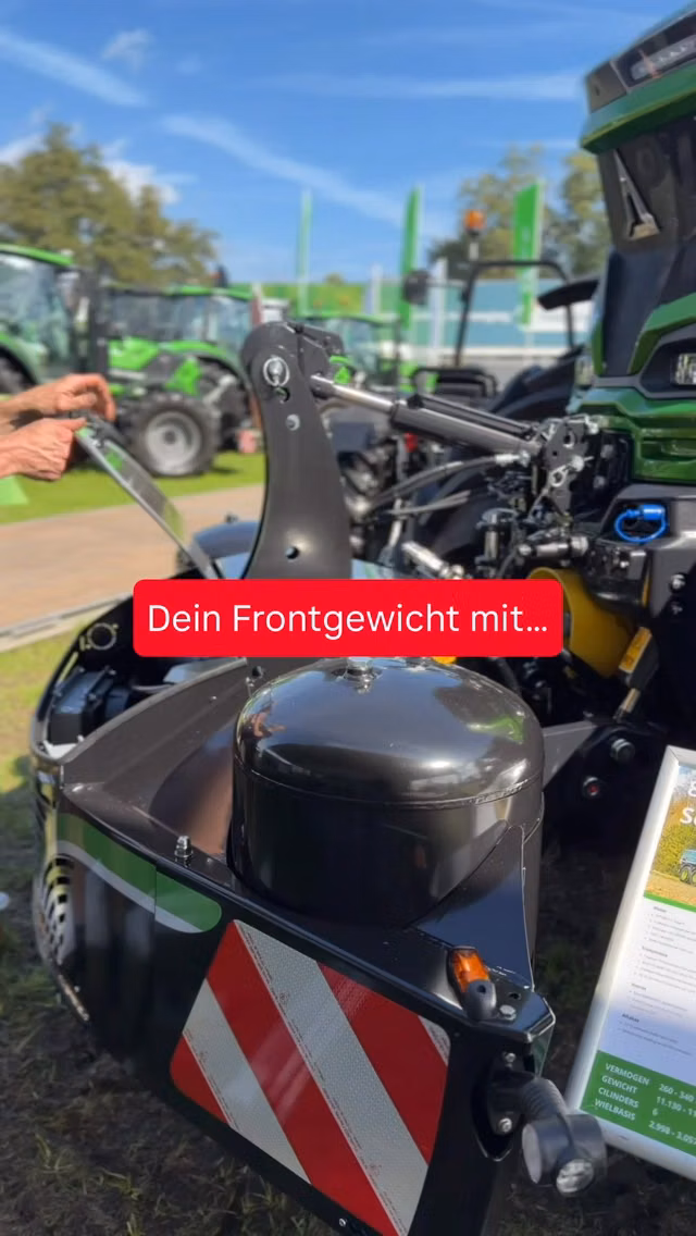 💨🛞 Kommentiere ‘LUFT’ für mehr Info! Du erhältst den Info-Link direkt per DM! 📥

Hier zusammen mit @deutzfahrbenelux_official auf @agrotechniekholland 

👇AIR BUMPER 🛞🛞💨:
Ein Frontgewicht mit Kompressor für Reifendruckregelsystem. Schnelles Aufpumpen deiner Reifen – kombiniert mit Frontgewicht, Unterfahrschutz , guter Sichtbarkeit und gratis personalisiert.

Kompakt gebaut, durchdacht und alles perfekt aufeinander abgestimmt.

⏰Warum sind wir schon seit zwei Jahren mit der Entwicklung daran beschäftigt? 👇

Die 4 K’s – das hat es kompliziert gemacht:
✅ Kapazität
✅ Kühlung
✅ Kompakt
✅ Kilos

💪Aber wir sind inzwischen schon sehr weit! Aktuell wird fleißig im Feld getestet und wir erwarten, ihn im Frühjahr 2027 auf den Markt bringen zu können! 

👉Natürlich für alle Traktormarken – und wie all unsere Bumper schön individuell personalisierbar und mit 8x LED ausgestattet. 

Fragen? Schreibt sie gerne unten in die Kommentare oder schickt uns eine DM! 💬

#deutzpower #agrartechnik #landtechnik #maisernte ernte2026 Lohner Lohnunternehmen Landwirt Deutz-Fahr Frontbumper Agribumper Traktor