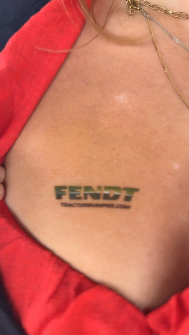 𝑩𝒖𝒎𝒑𝒆𝒓𝒔. Tattoos. Muskeln. 💪😄 @agrotechniekholland
Und gute Vibes auf der Messe! 🚜🔥
#agrartechnik #landtechnik #lohner #fendtpower #maisernte fendtfans Fendt Traktor Lohnunternehmen Agrarservice Frontgewicht Agribumper John Deere Landwirt Landwirtschaft aus Leidenschaft