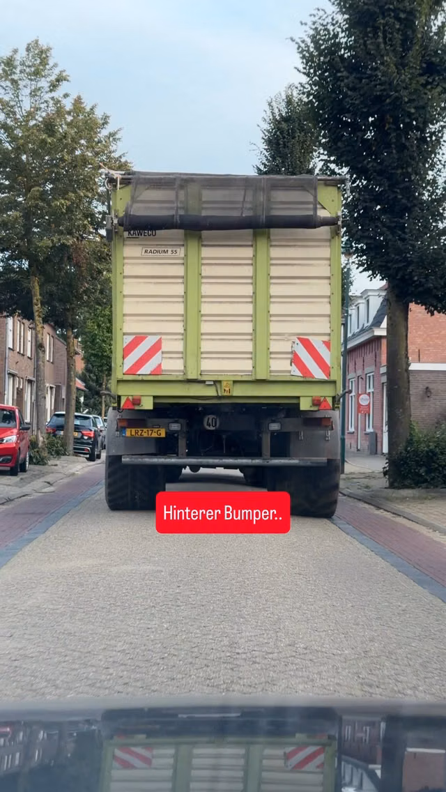 𝗩𝗼𝗿𝗱𝗲𝗿𝗲𝗿 Bumper? 💪…mit 💡+ 🛡️.
WARUM ein Front-Bumper?
🌽Unterfahrschutz
🌽Breitenmarkierung
🌽Frontgewicht
🌽Stauraum
🌽Personalisiert
WELCHES Modell Bumpe für dich?
👉Kommentiere ‘KONFIGURATOR’ und du bekommst den Link zu unserer Bumper-Finder direkt per DM!
#agrartechnik #landtechnik #maisernte #maishäckseln Llandwirtschaft aus Leidenschaft Lohnunternehmen Agrarservice #frontgewicht Frontbumper Agribumper Maisernte Häckseln Mais