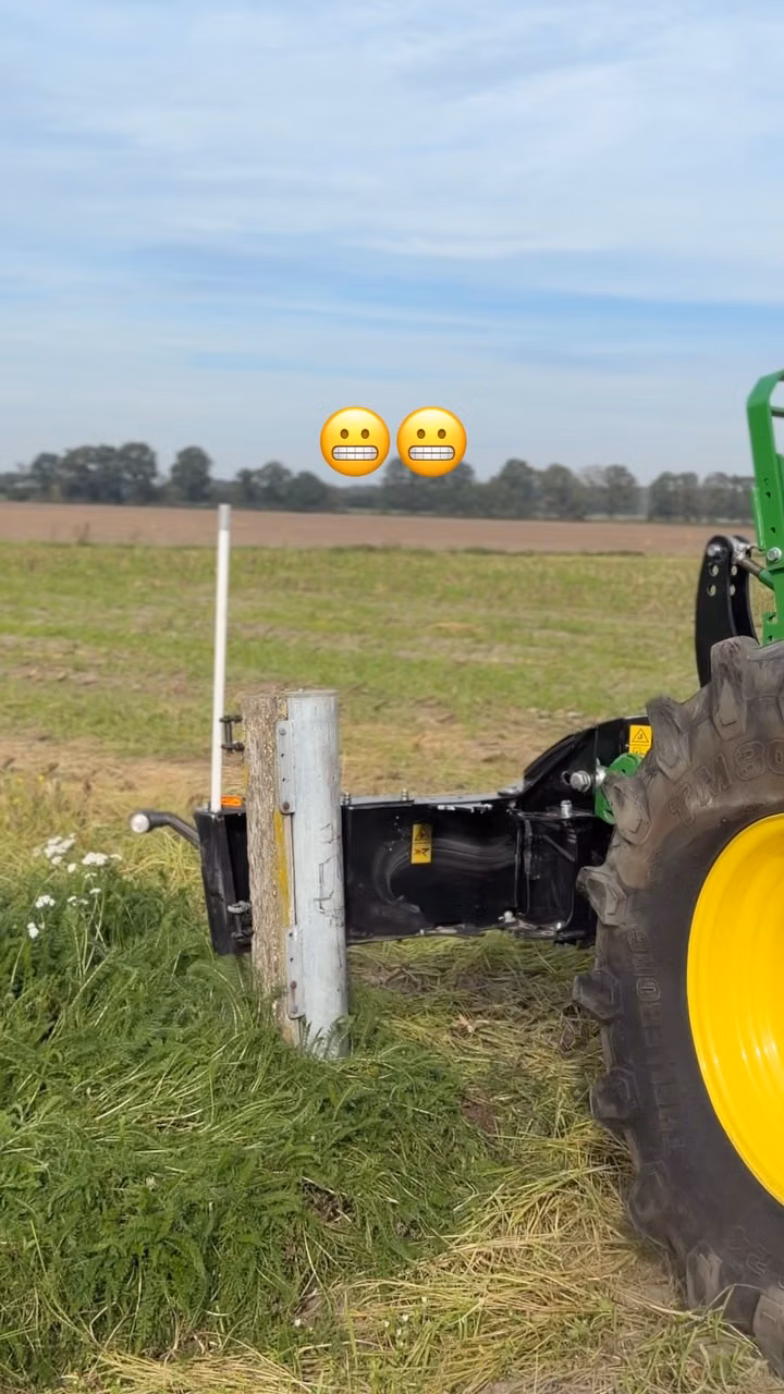 🔩𝐒𝐜𝐡𝐞𝐫𝐛𝐨𝐥𝐳𝐞𝐧 sicherung. Schutz beim Rückwärtsfahren gegen Hindernisse.
➕ Dank der drehbaren Seitenteile kannst du sie nah an die Räder einstellen. Das sorgt für:
👉 Einen kleineren Wendekreis;
👉 Seitlichen Schutz (Bereich vor den Rädern abgedeckt);
👉 Markierungen und Beleuchtung auch von der Seite gut sichtbar.
𝐌𝐞𝐡𝐫 𝐝𝐚𝐳𝐮 👉Klick auf den Link, der bei diesem Reel hinterlegt ist.
#maishäckseln #maisernte #lohner #agrarservice #frontgewicht Traktor Schlepper Erdbau JohnDeere Agribumper Frontbumper Frontbox Agrarled Lohnunternehmen Landwirt Landwirtschaft Tiefbau Erdbau Straßenbau